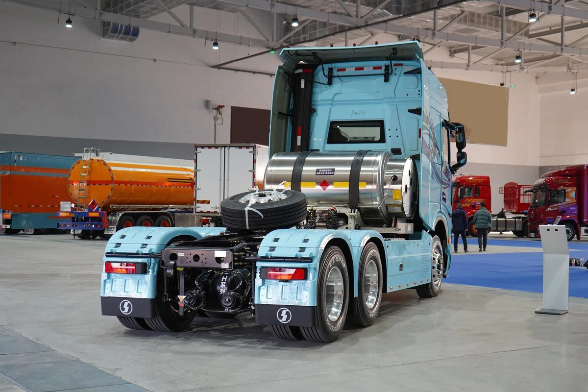 Towing 40 tons 6x4 LNG power 700hp engine automatic 10 wheeler 295/80r22.5 tyres tractor truck for sale