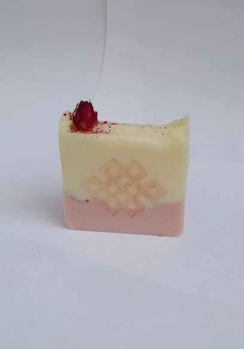 
Natural soap made by hand from olive, coconut and shea (shea) oils, with water from Lake Baikal 