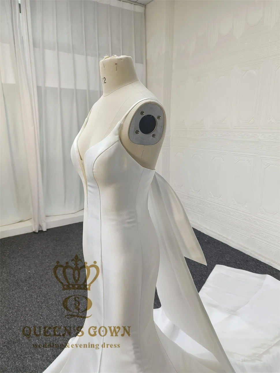 QUEENS GOWN simple elegant white satin wedding dress spaghetti strap deep v-neck mermaid wedding dresses