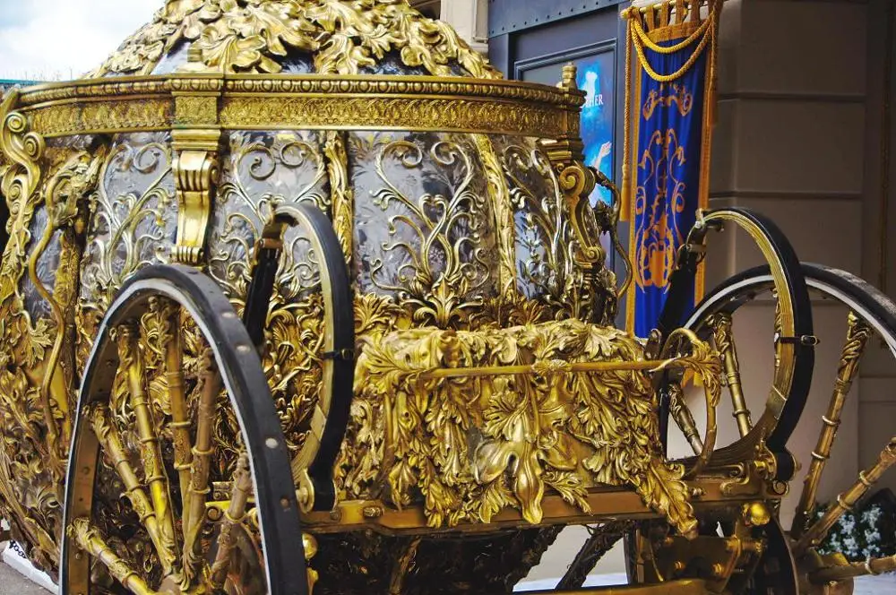 
Electric Royal pumpkin horse drawn carriage gold carriage 