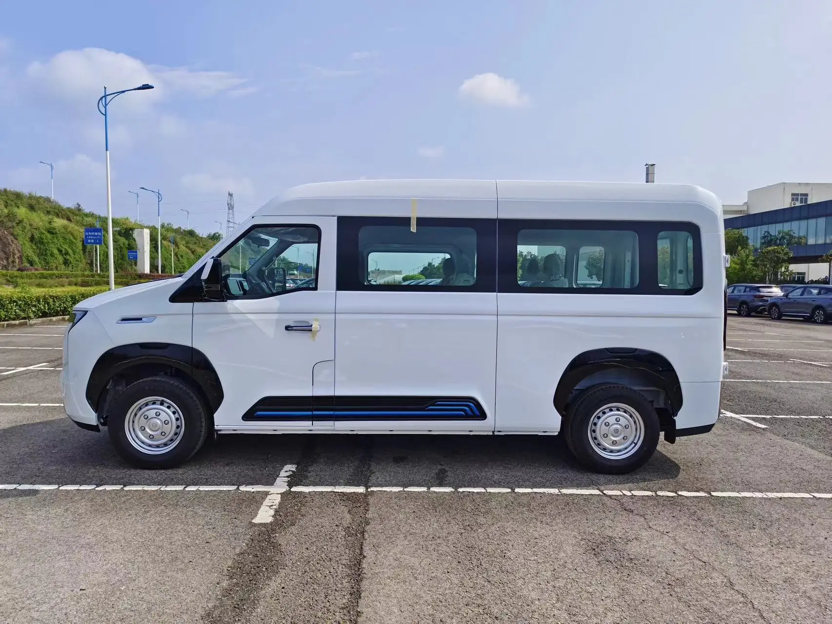 2024 New Diesel Cargo Van Mini Bus Popular  City Car for Daily and Urban Use