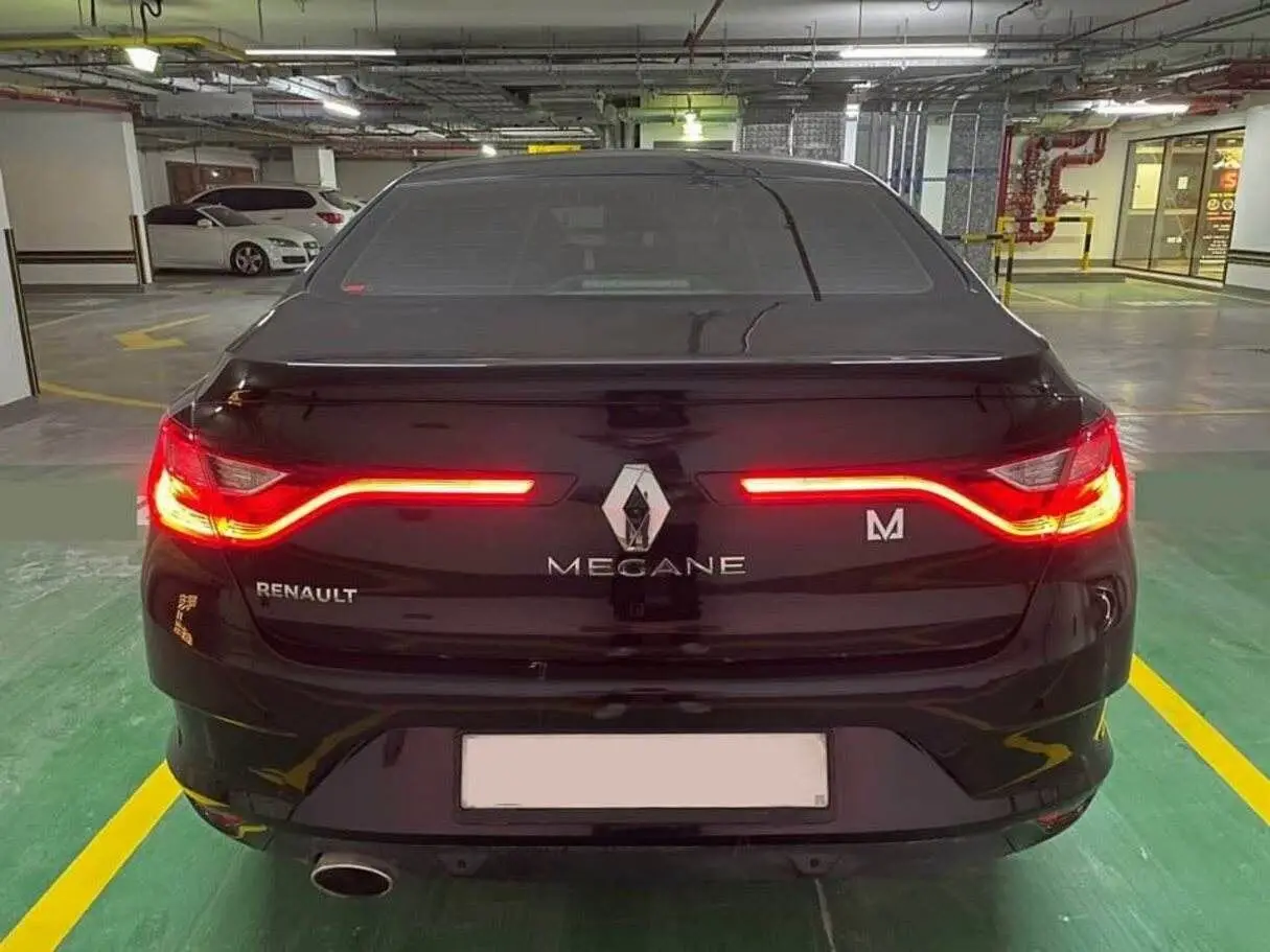 Б/у стильный Renault Megane 2.0L I4 готов к отправке