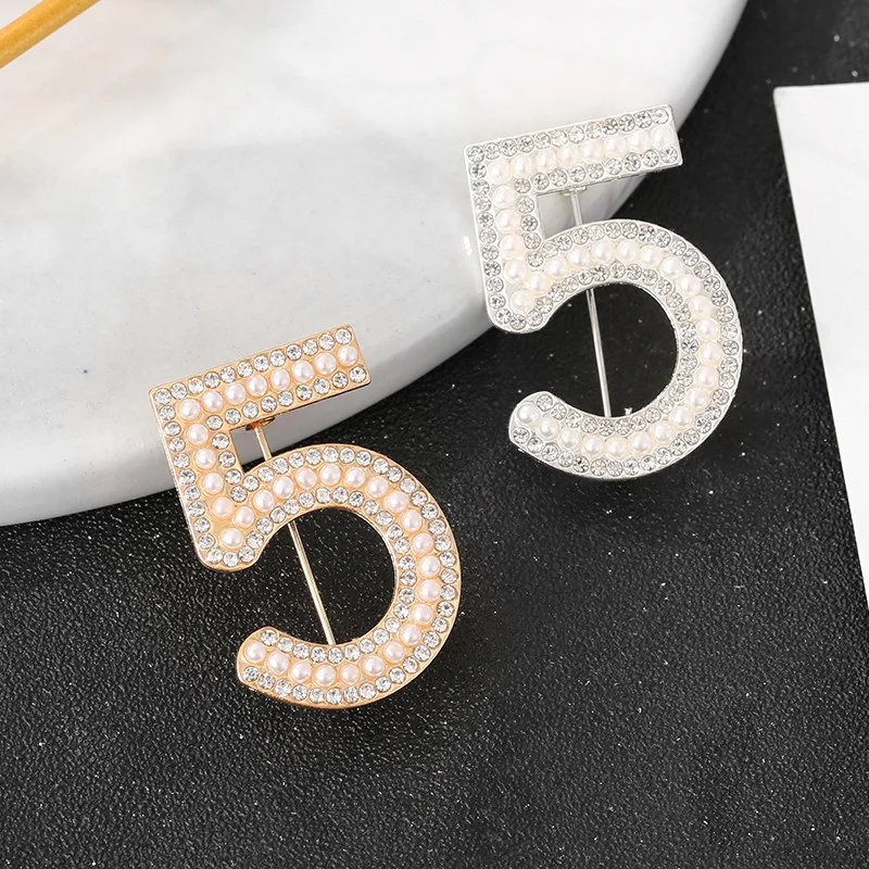Korean Style Fashionable Classical Patterned Portrait Brooch Small Fragrant Wind Butterfly Cat Letter Brooch Accessory