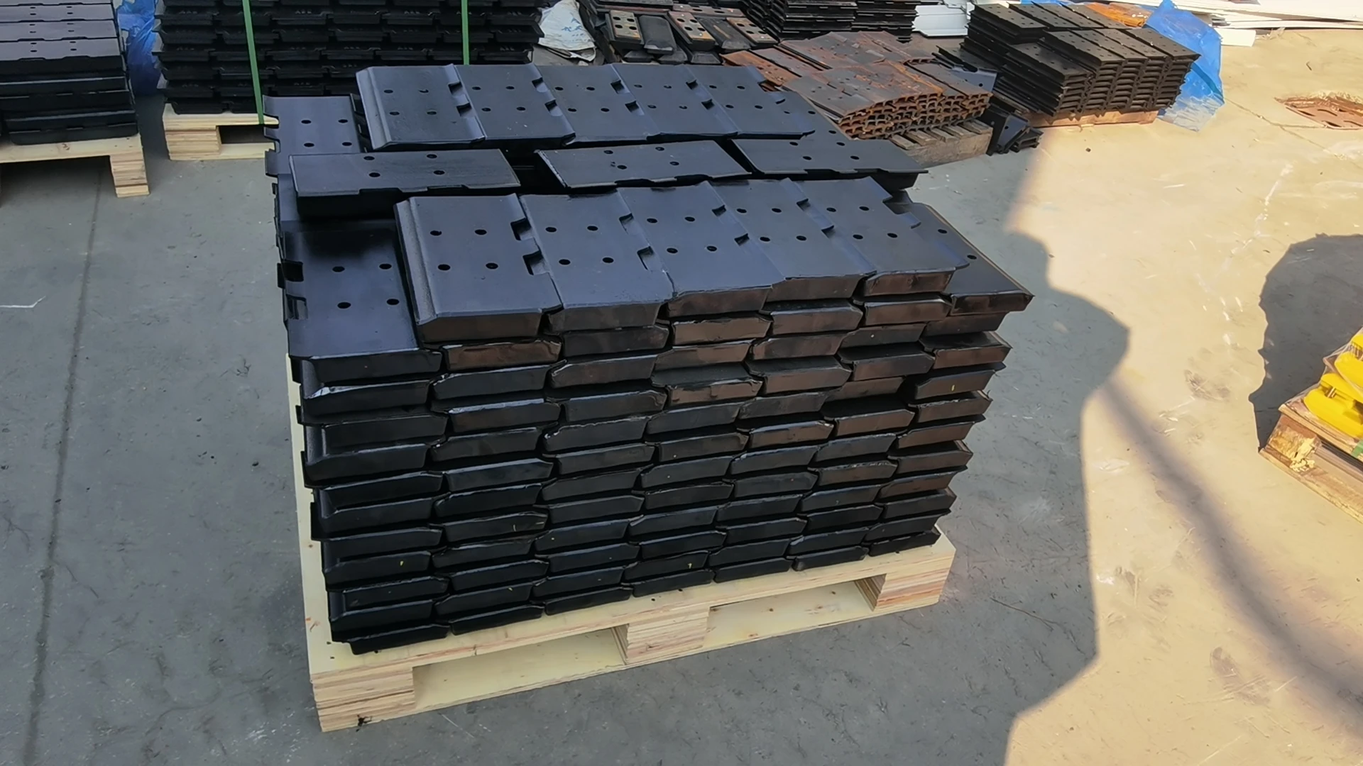 Factory Supply and Customized Rubber Track Plate Excavator Parts 300mm Plate