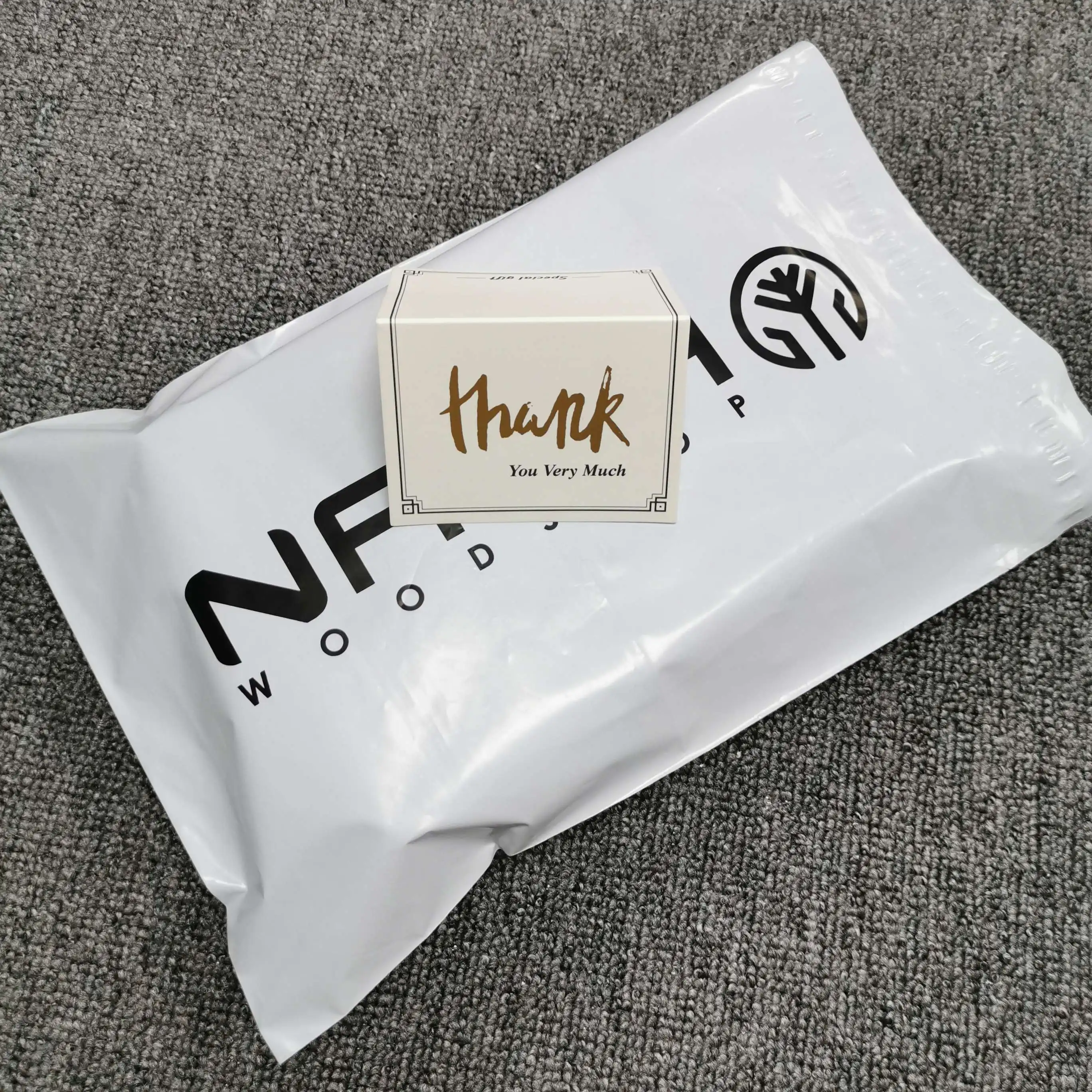 Custom white and purple with  handle hole  express mailing bag printing envelope package polymailer with handle