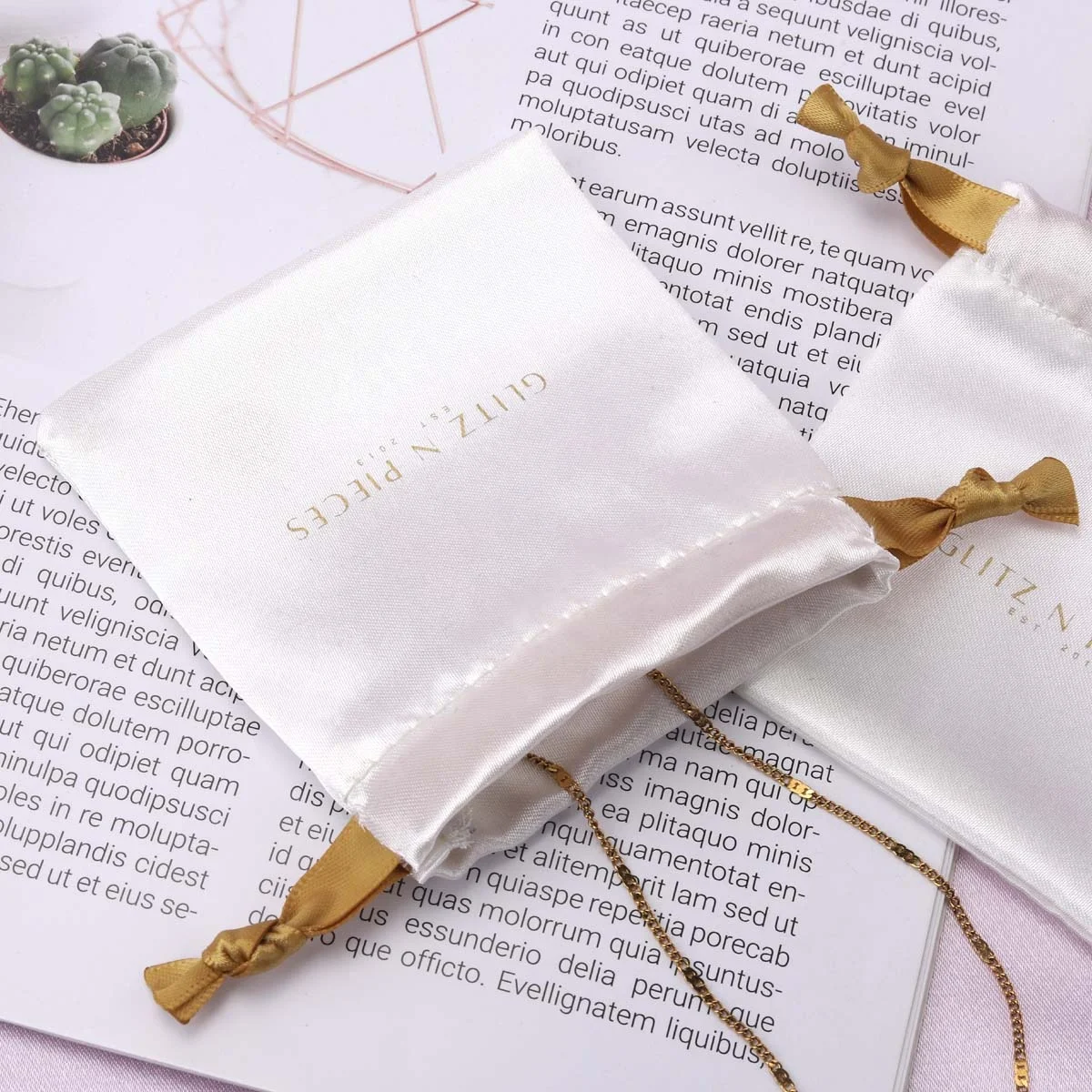 Маленькие атласные ювелирные изделия с принтом логотипа