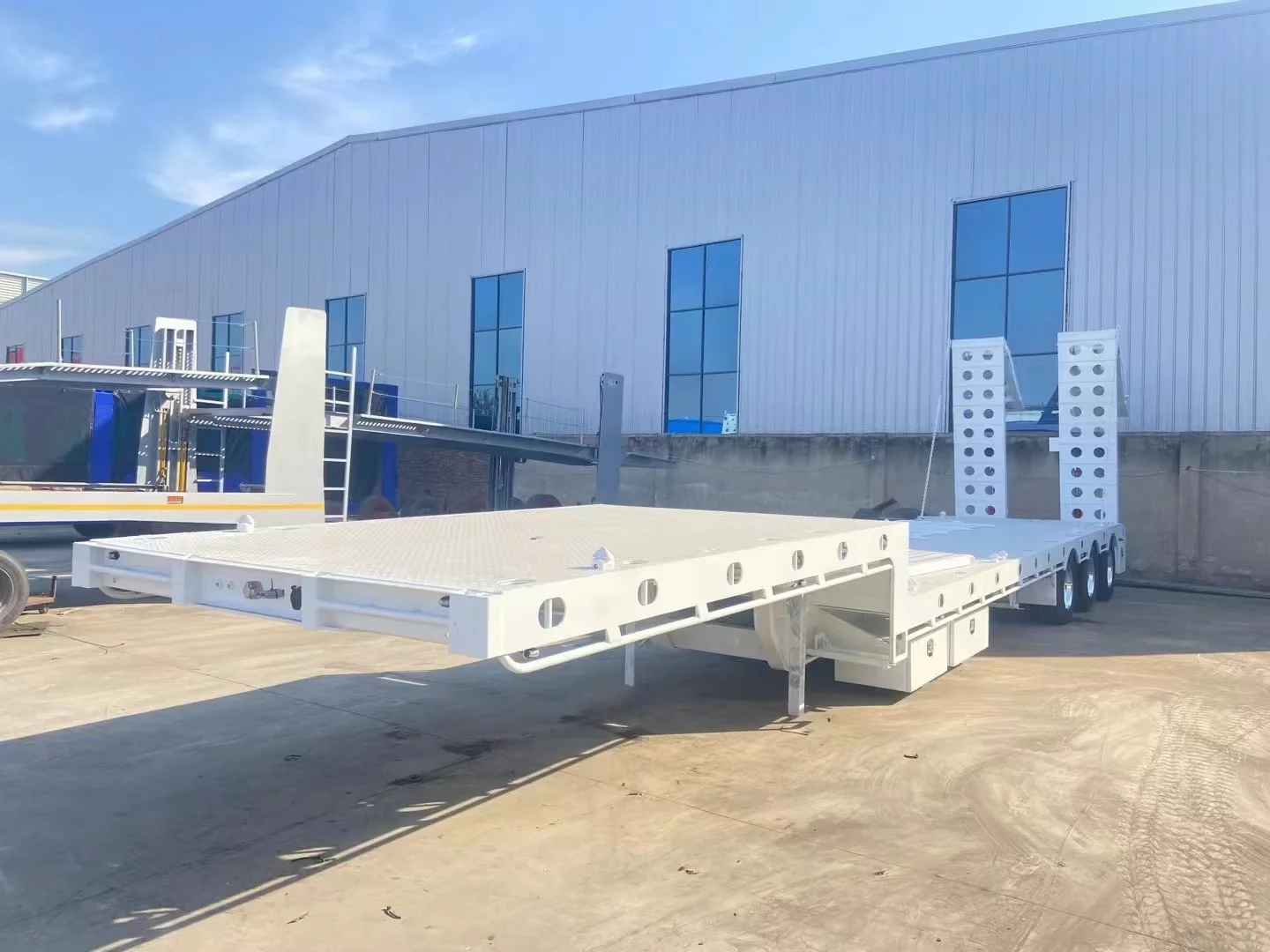 High Quality Factory Direct Sale Bed Low Flatbed Semi-Trailer Widely Used Steel Material