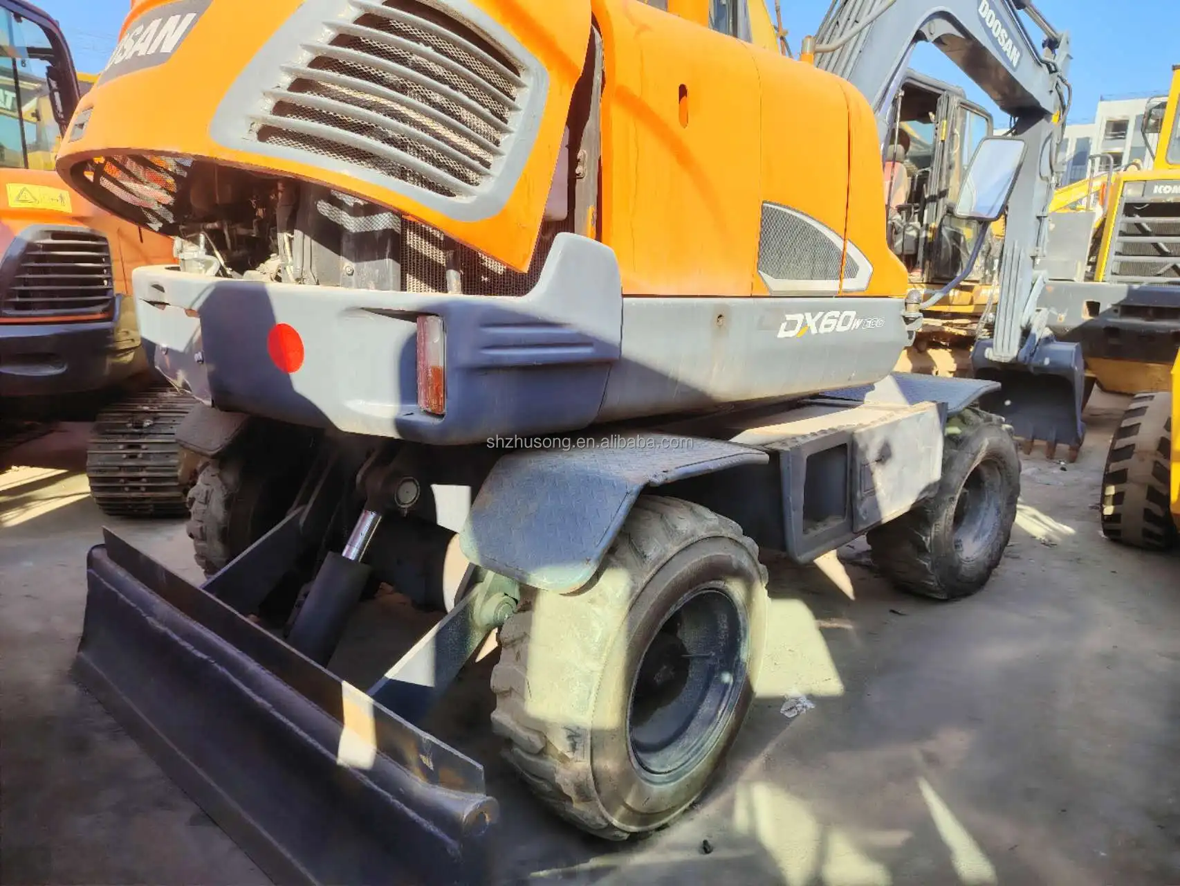 High quality used Doosan DX60 wheeled excavator in good condition, 6-ton mini 6t excavator factory direct sales