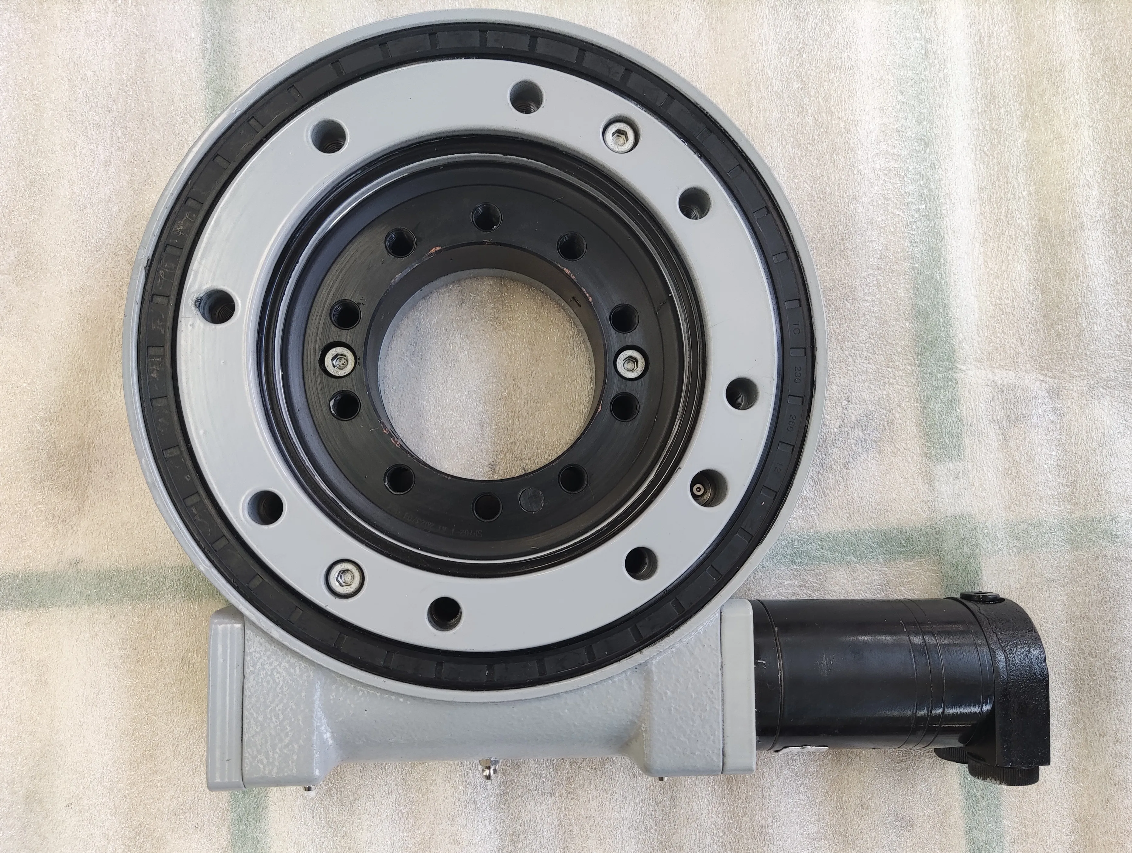 China Manufacturer Se7 Solar Tracking System Slew Drive