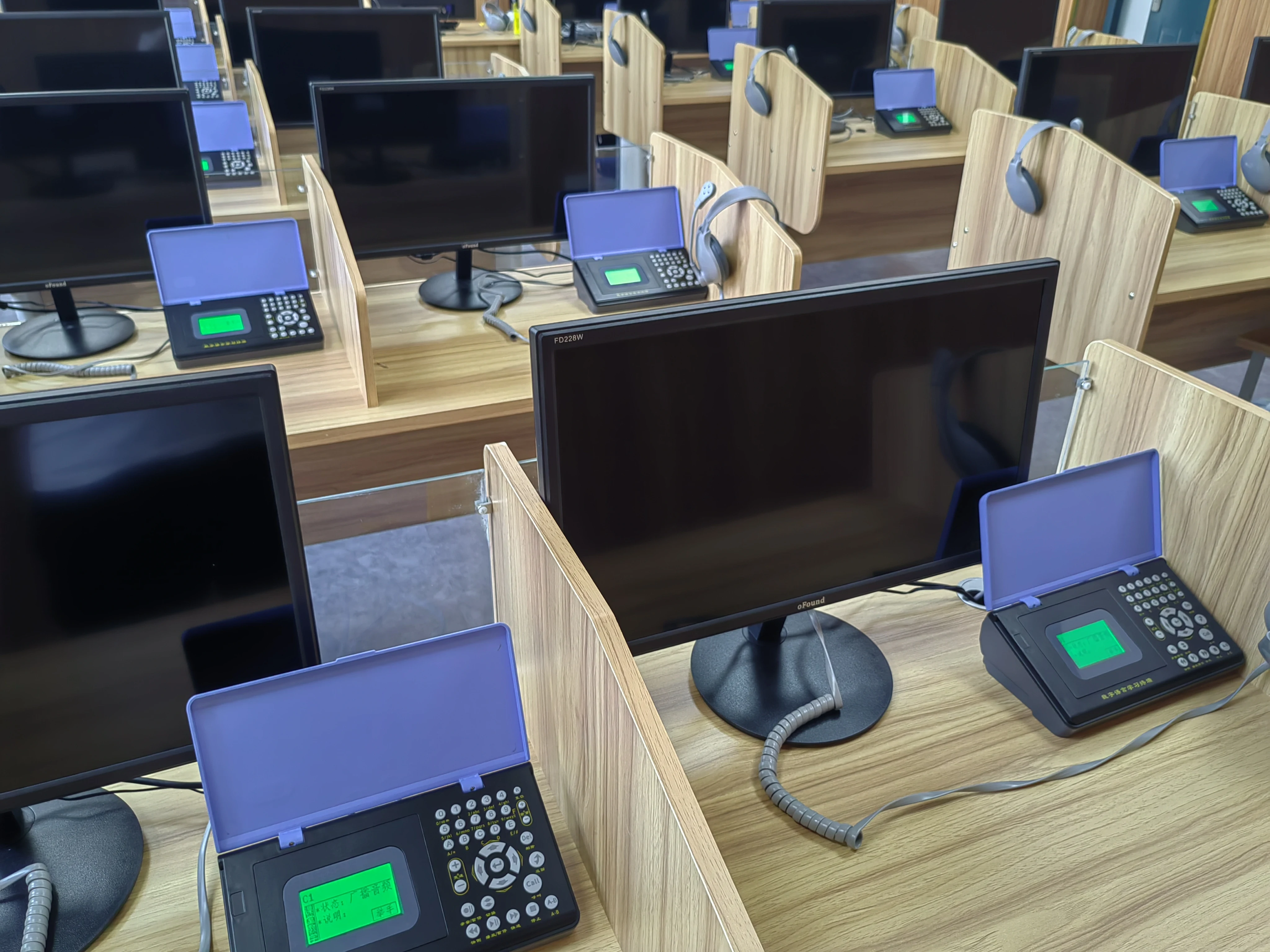 Language laboratory equipment for English learning, educational resources