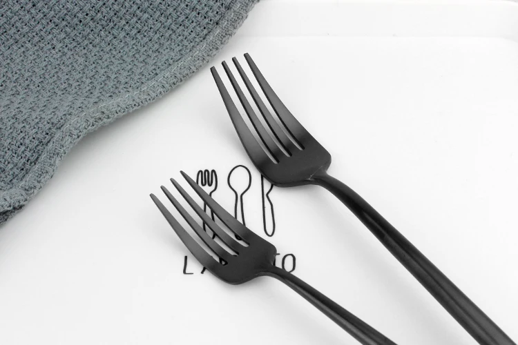 
Hot Selling Back Titanium Plated Cutlery Stainless Steel Flatware Set Table Spoon Fork Knife Silverware for Hotel Wedding 