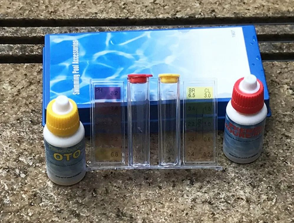 Two way swimming pool water chemical test kit for chlorine and PH