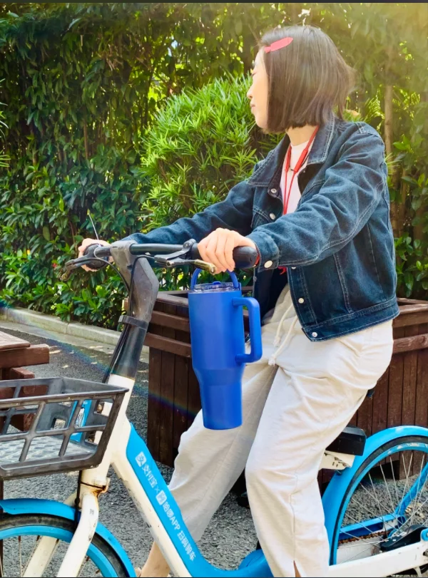 20oz/32oz/40oz Double Wall Stainless Steel Leakproof Flip Straw Lid Coffee Travel Tumbler Mug Cup with Handle and Folding Lid