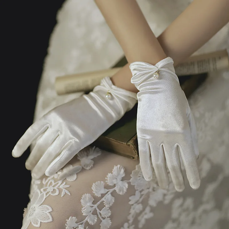 2022 Bridal Gloves Satin Short Elegant Vintage Lace White And Red Wedding Silk Dress Bridal Mittens