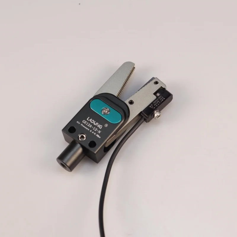 Pneumatic Air Sprue Gripper Picker with Sensor for Automation
