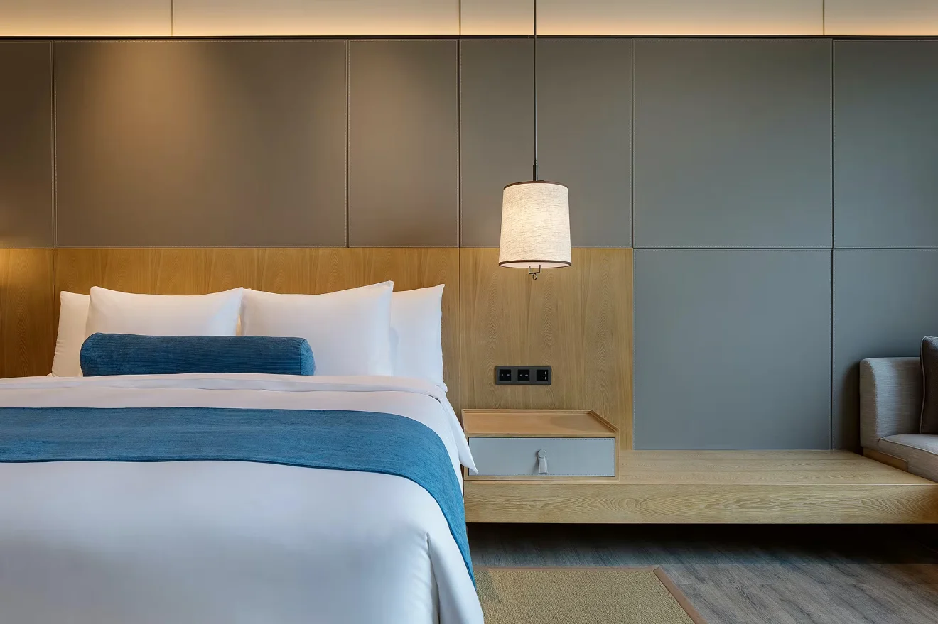 CREATION Crown Plaza Five Star Hotel Project Natural Wood Veneer Hotel Bed Furniture For Hotel Rooms With Led Light