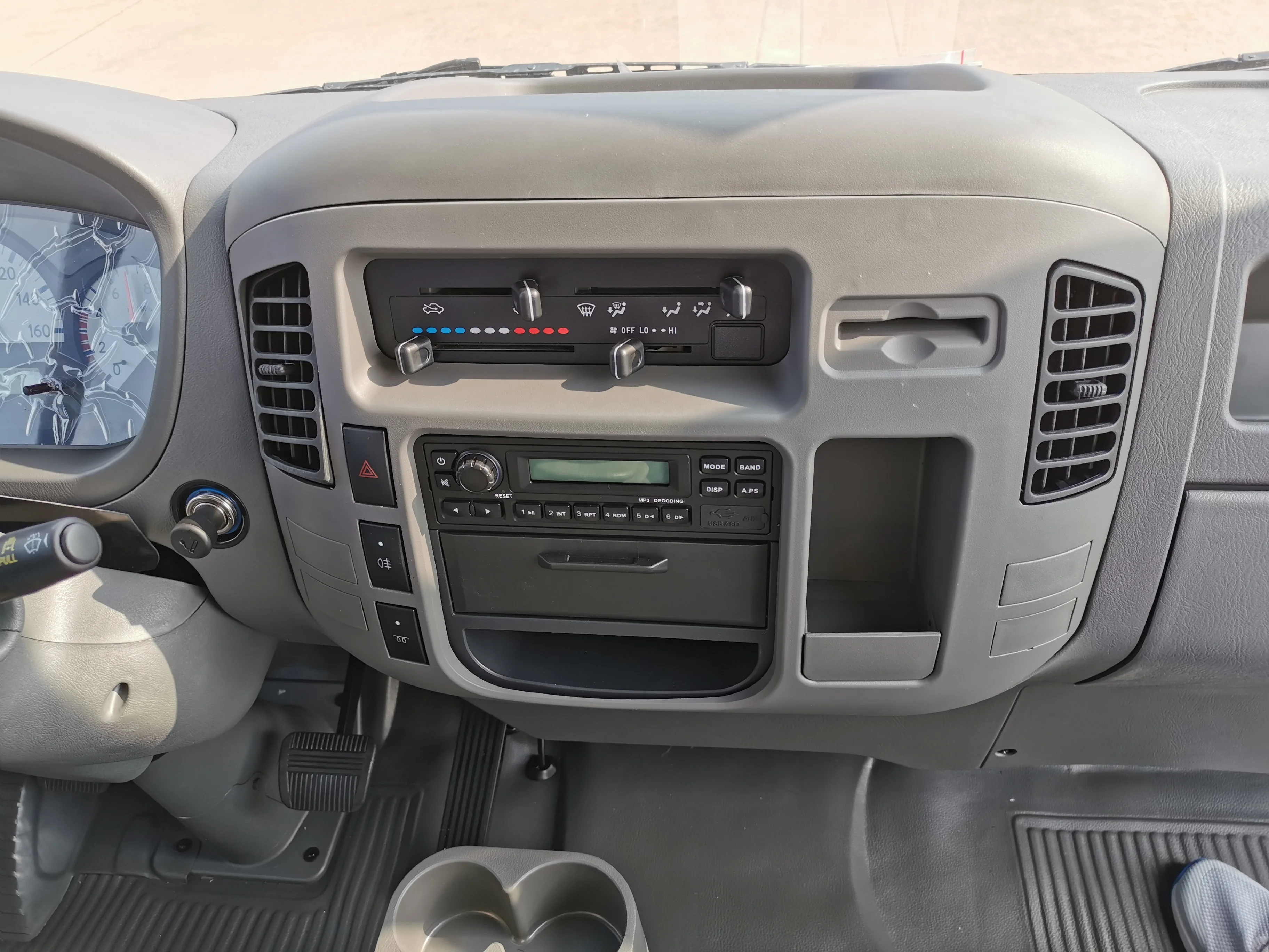 FORLAND 2-3tons diesel truck with Euro 1 diesel engine, single cabin and 4.2m longer cargo body