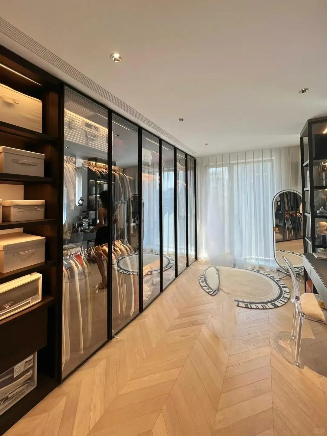 Custom Bedroom Furniture Clothes Storage  glass door swing  Solid wooden custom modern design walk in closet wardrobes