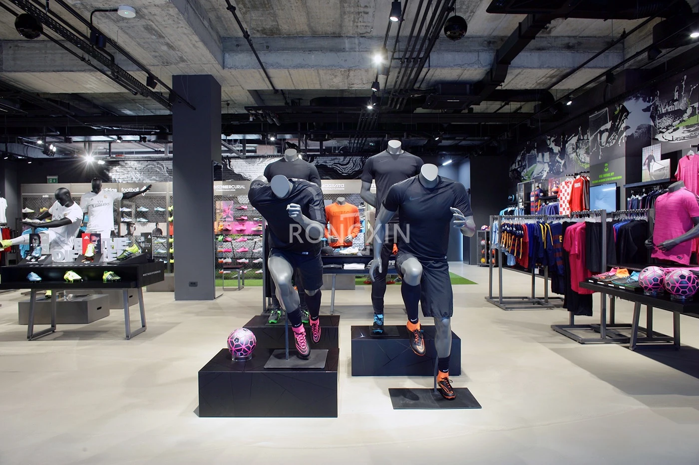 Modern Fashion Sport Garment Shop Interior Custom Design Metal Store Fixtures Display Shelf For Sports Clothing Store