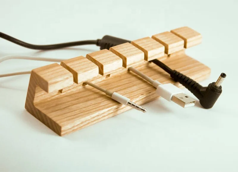 Настольный шнур из массива дуба и USB-органайзер для кабеля