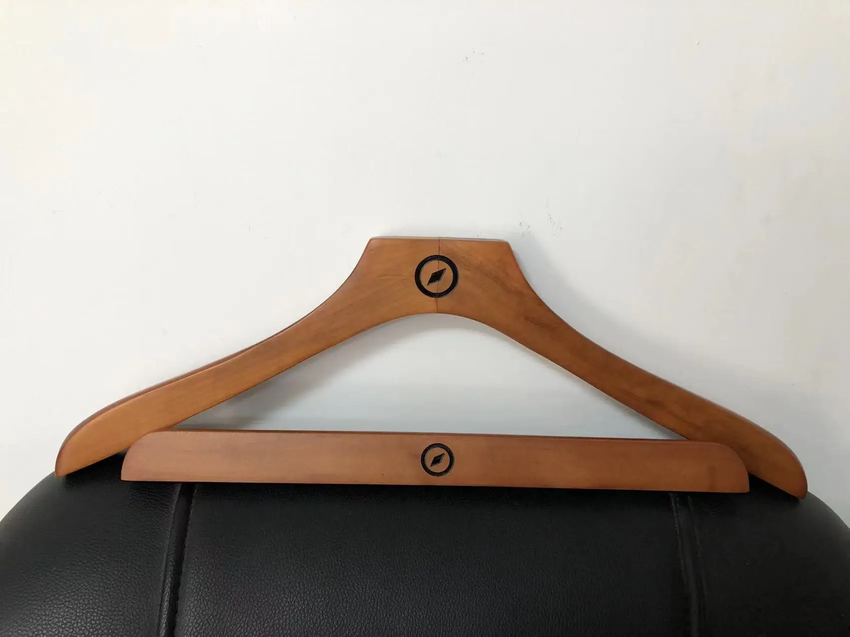 Wholesale coat hanger with non-slip shoulder design hanger, material plastic acrylic wooden hanger