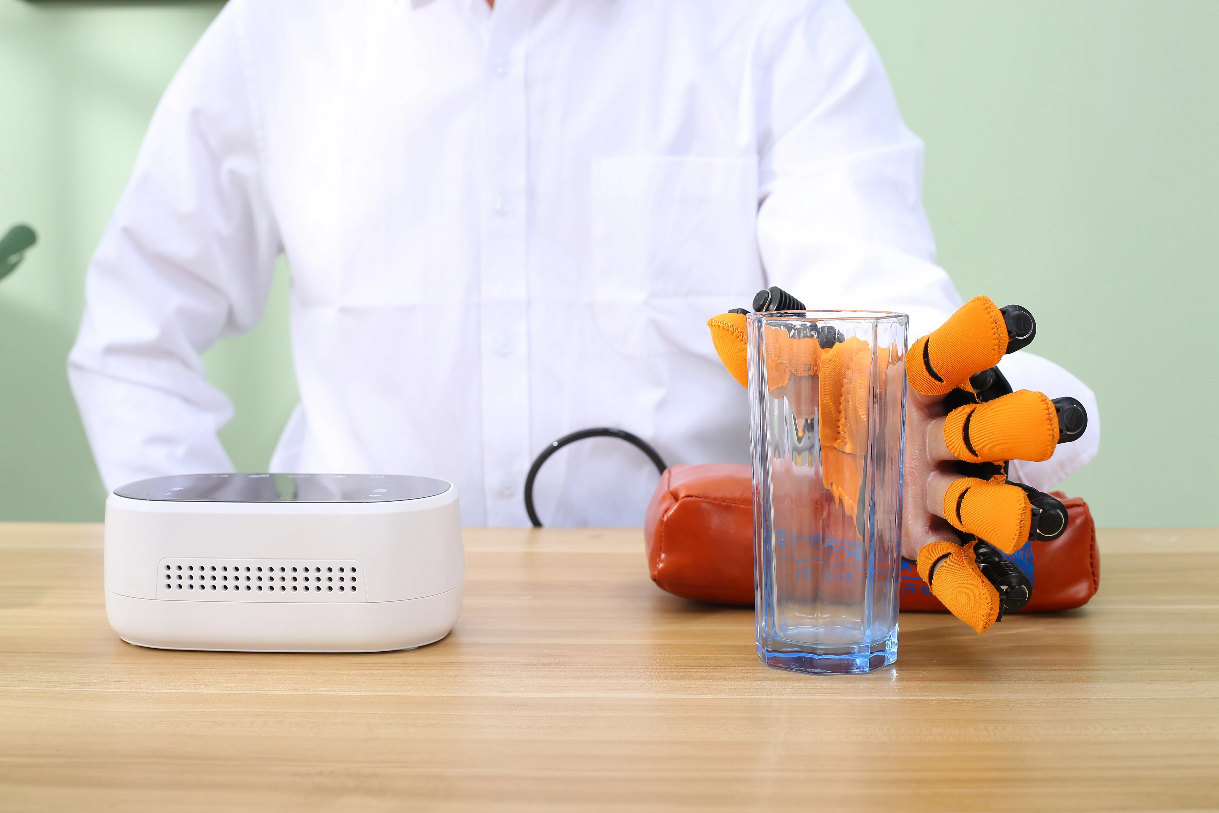 Hand dysfunction caused patient exercise rehabilitation robot glo-ve