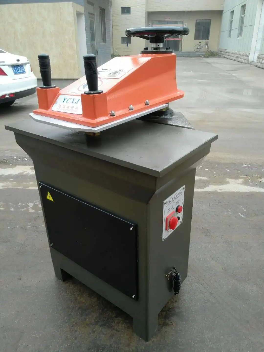 China Cheap Automatic hydraulic cutting machine flip flops shoes uppers leather belt gloves balls die cutting heat press machine