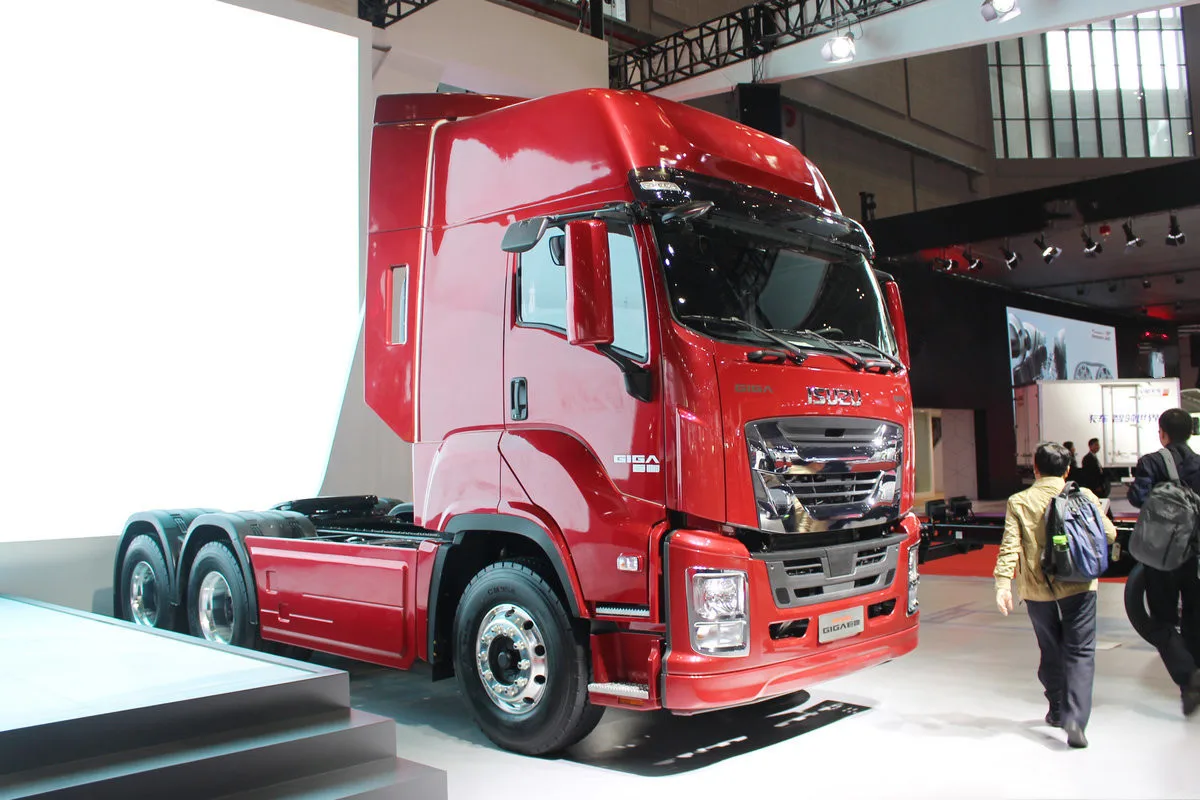 Головка тягача ISUZU GIGA 6X4 грузоподъемностью 50 тонн 460HP