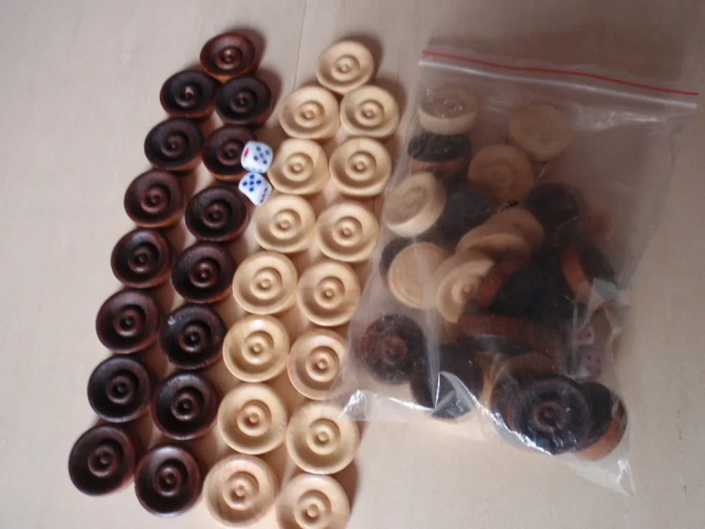 Wooden backgammon Checkers / Wooden Chess pieces  for child toys