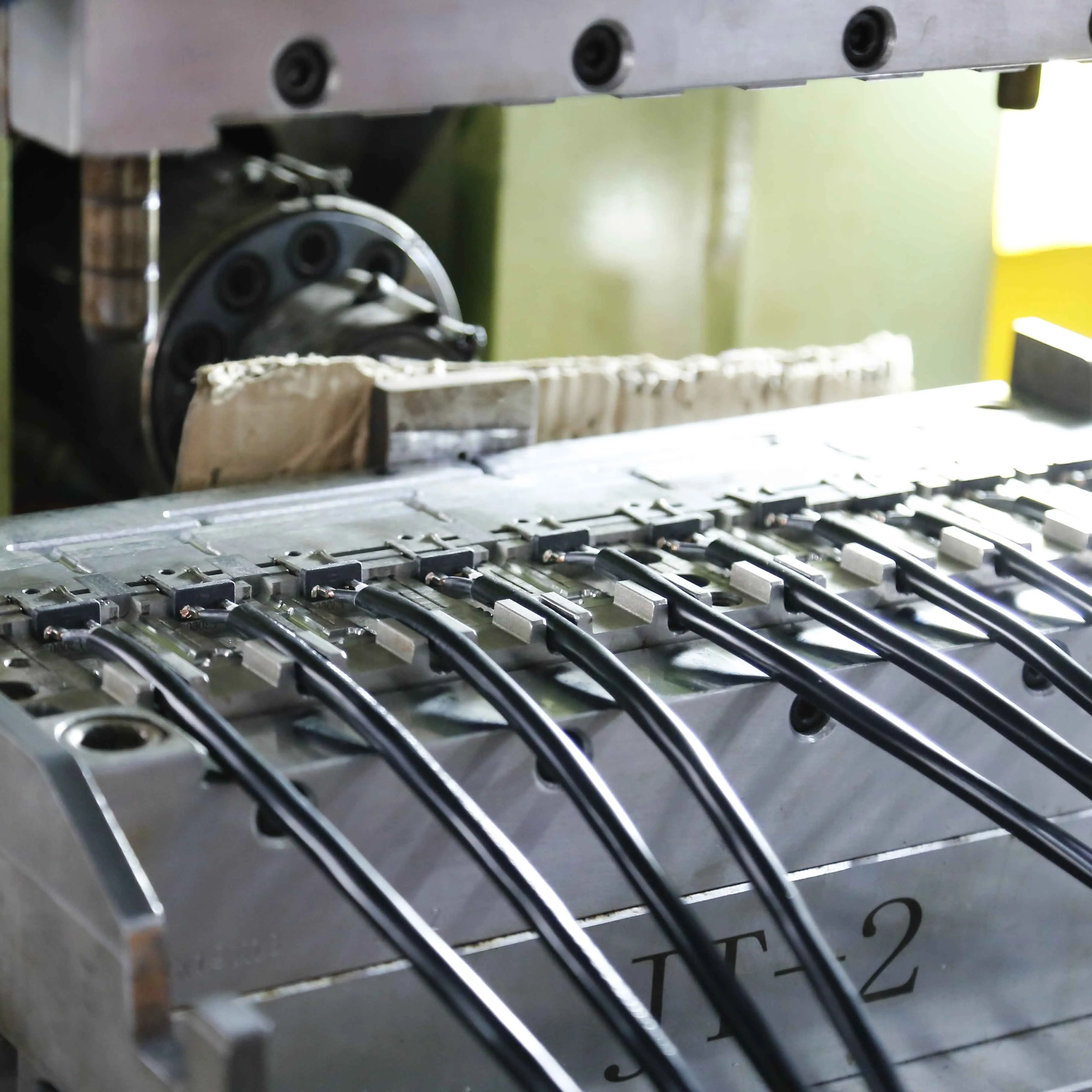 yPM-140 4/6 Cavities  power Plug Mold Suitable for 55 Ton Injection Machine Use