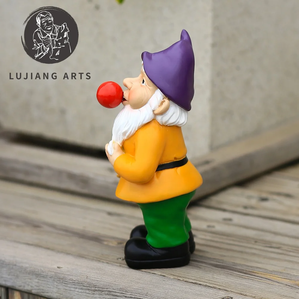 7.6inch Gnome Gum Blowing Statue Resin Gnome Sculpture Decoration Funny Gnome Gum Blowing Figurine Garden Gift