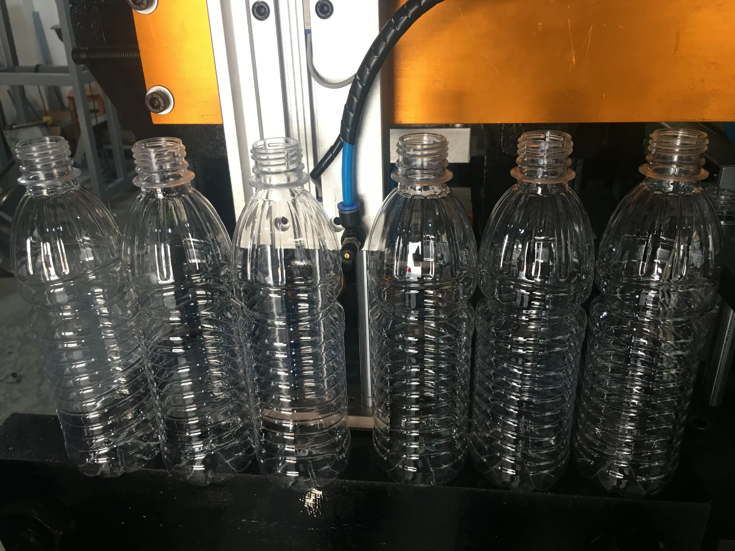 2 cavity automatic pet plastic water bottle blowing machine