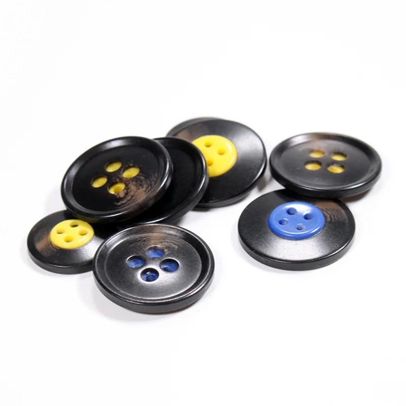 Индивидуальные переработанные пластиковые пуговицы с 4 отверстиями, плоская задняя сторона, имитирующий гудок, пуговицы из мочевины и смолы для блейзера, пальто, униформы, рубашек