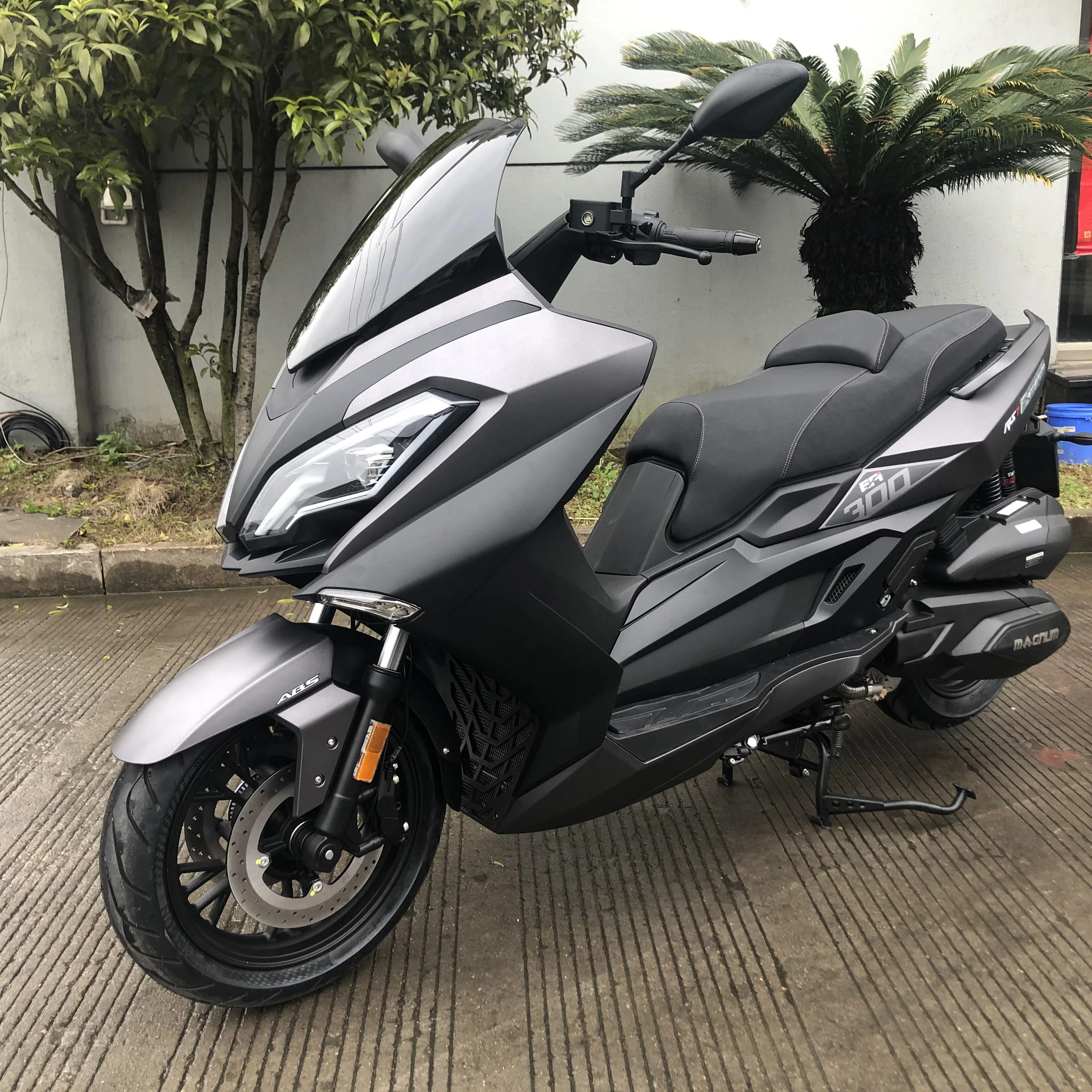 Big power low Fuel consumption 300cc fast double seated scooter gas motorcycle