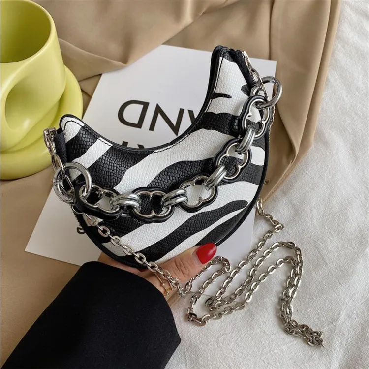 New autumn 2021 crescent-shaped saddle bag for ladies