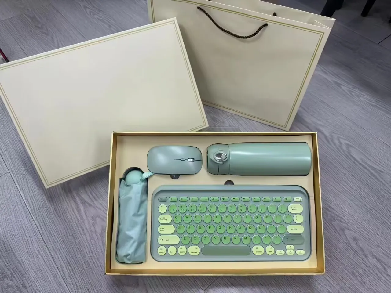 Pink Annual Luxury Promotion Business Gift Set Unique Keyboard  Mouse Corporate Gift Set for Women VIP Customers