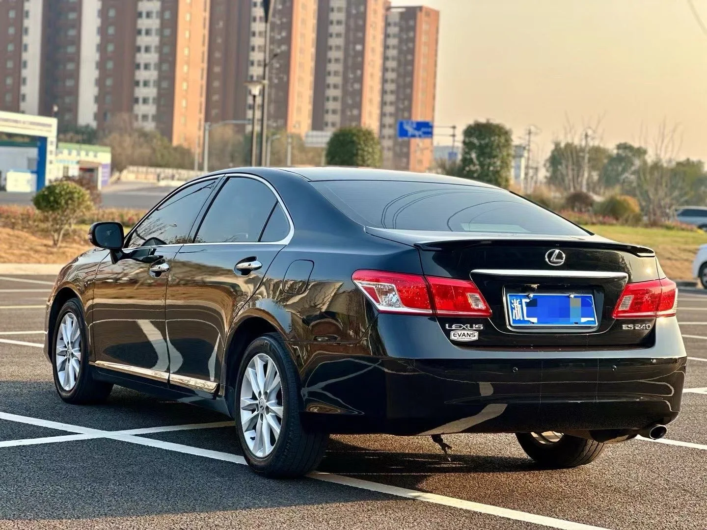 Подержанный 2010 Lexus ES 240 2.4L автомобиль