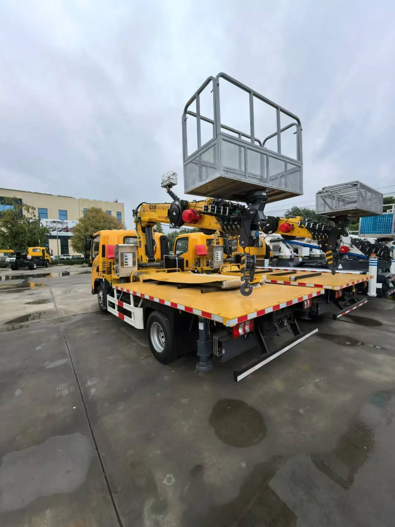 Good Quality Truck Mounted Crane With Boom Lift And Hydraulic Aerial Work Platform For Elevated Tasks