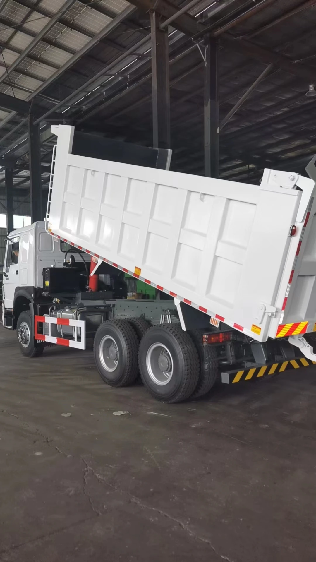 Howo 8X4 Heavy Duty Diesel Dump Truck with Left Steering Manual Transmission Euro 2 Emission Standard Howo Brand
