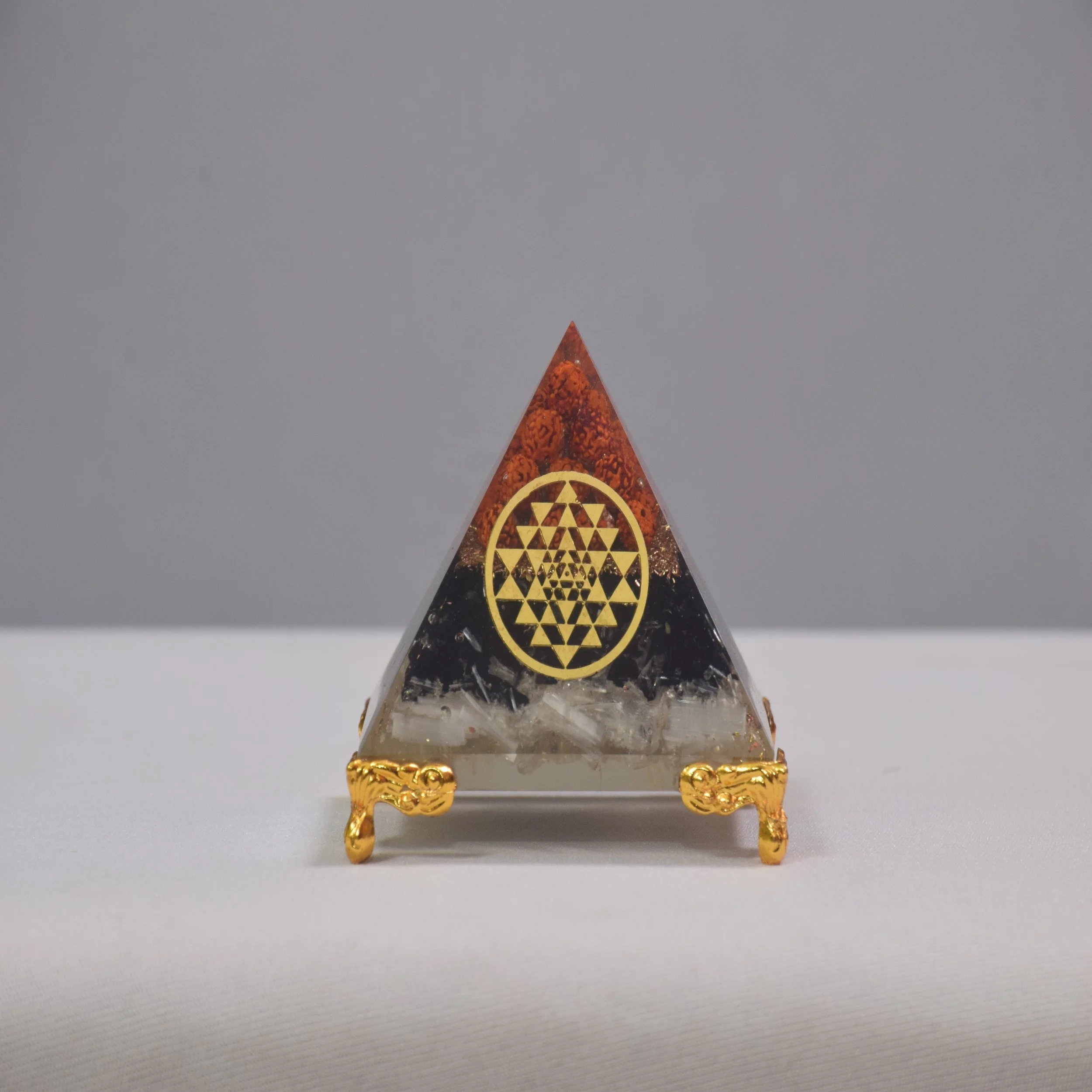 
Оптовая продажа, пирамида из натурального оргонита с различными камнями 