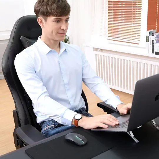 Игровое кресло из искусственной кожи с регулируемой спинкой