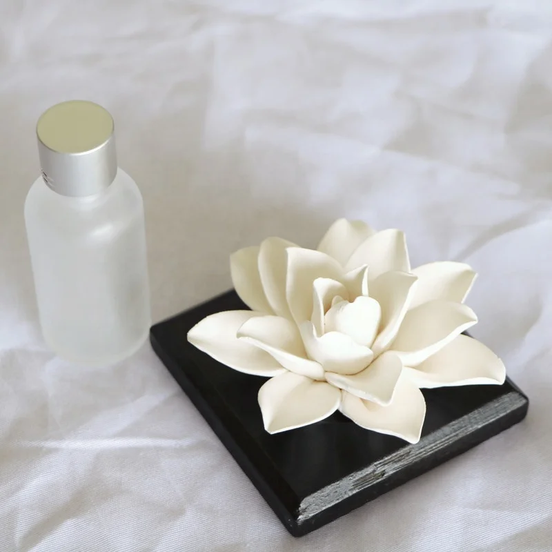 Wedding Gift Home Car Decoration Set Customized Logo Scented Ceramic Magnolia Flower Aroma Air Freshener Fragrance Oil Diffuser
