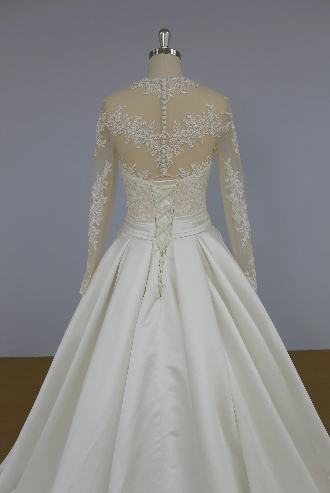 Newest design 2018 high quality wedding dress long sleeves with lace appliques