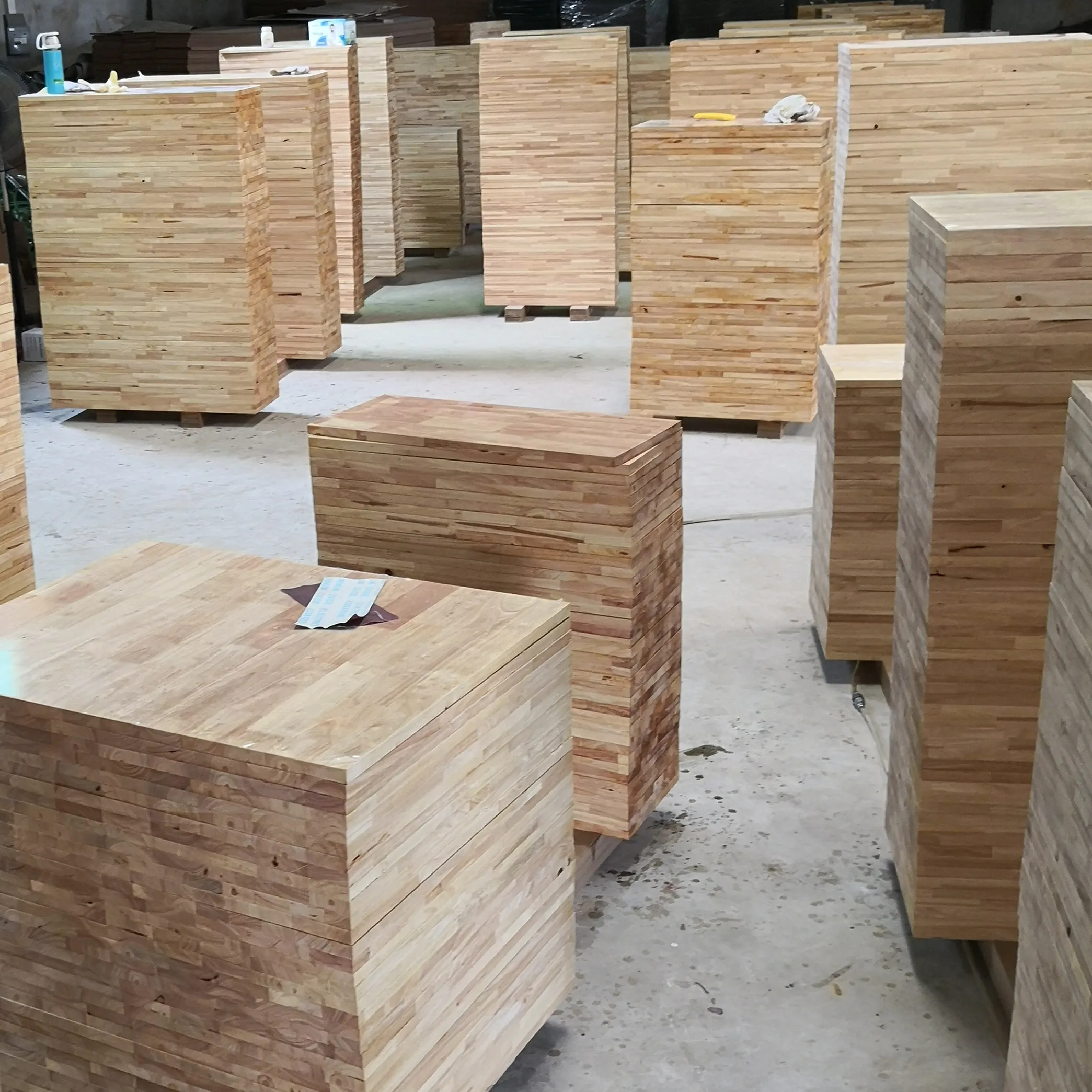 Factory Wholesale Price Customized Size UV Coating Solid Rubber Wood Stair Treads Stair Steps