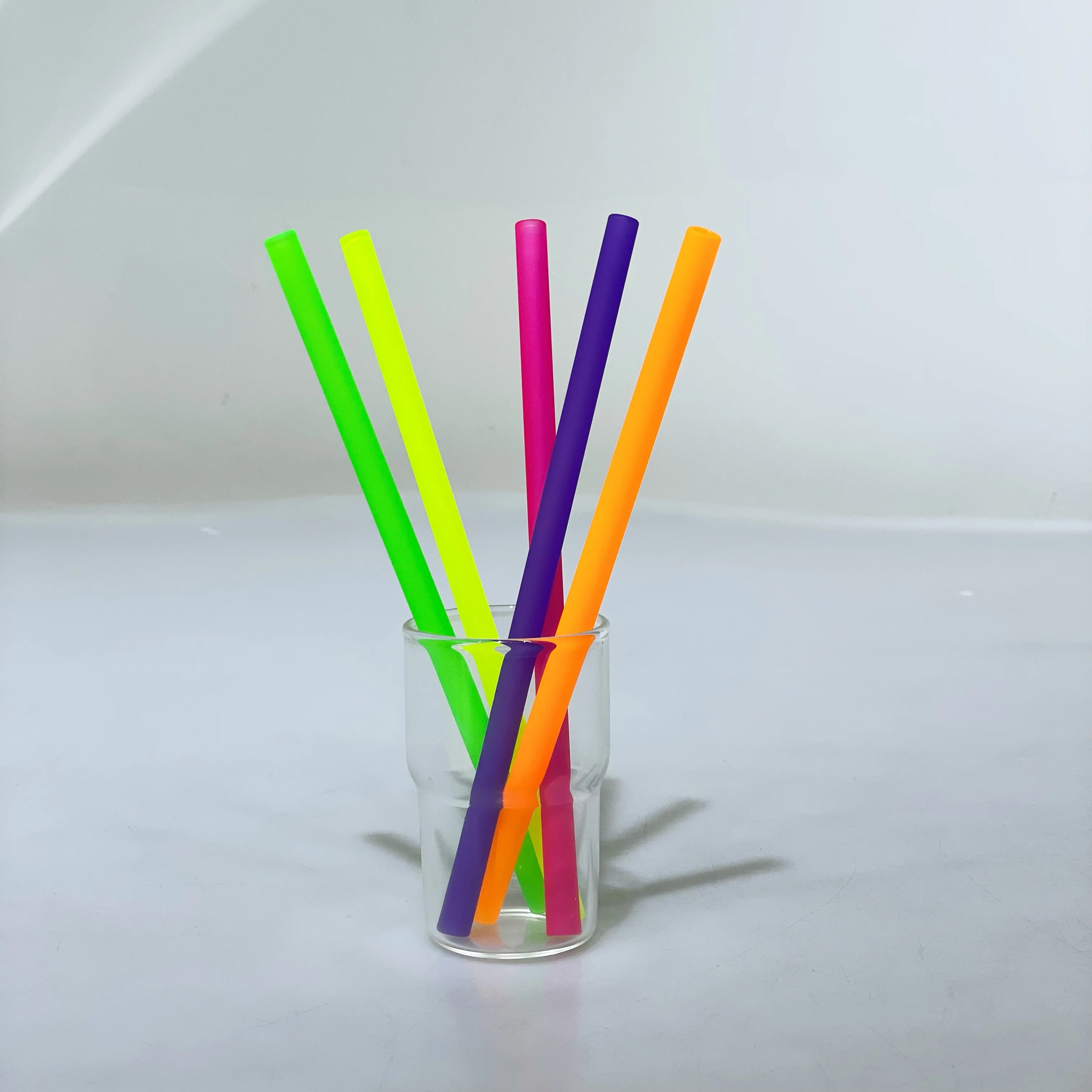 Стойкие многоразовые боросиликатные прозрачные цветные стеклянные соломинки для питья неоновые