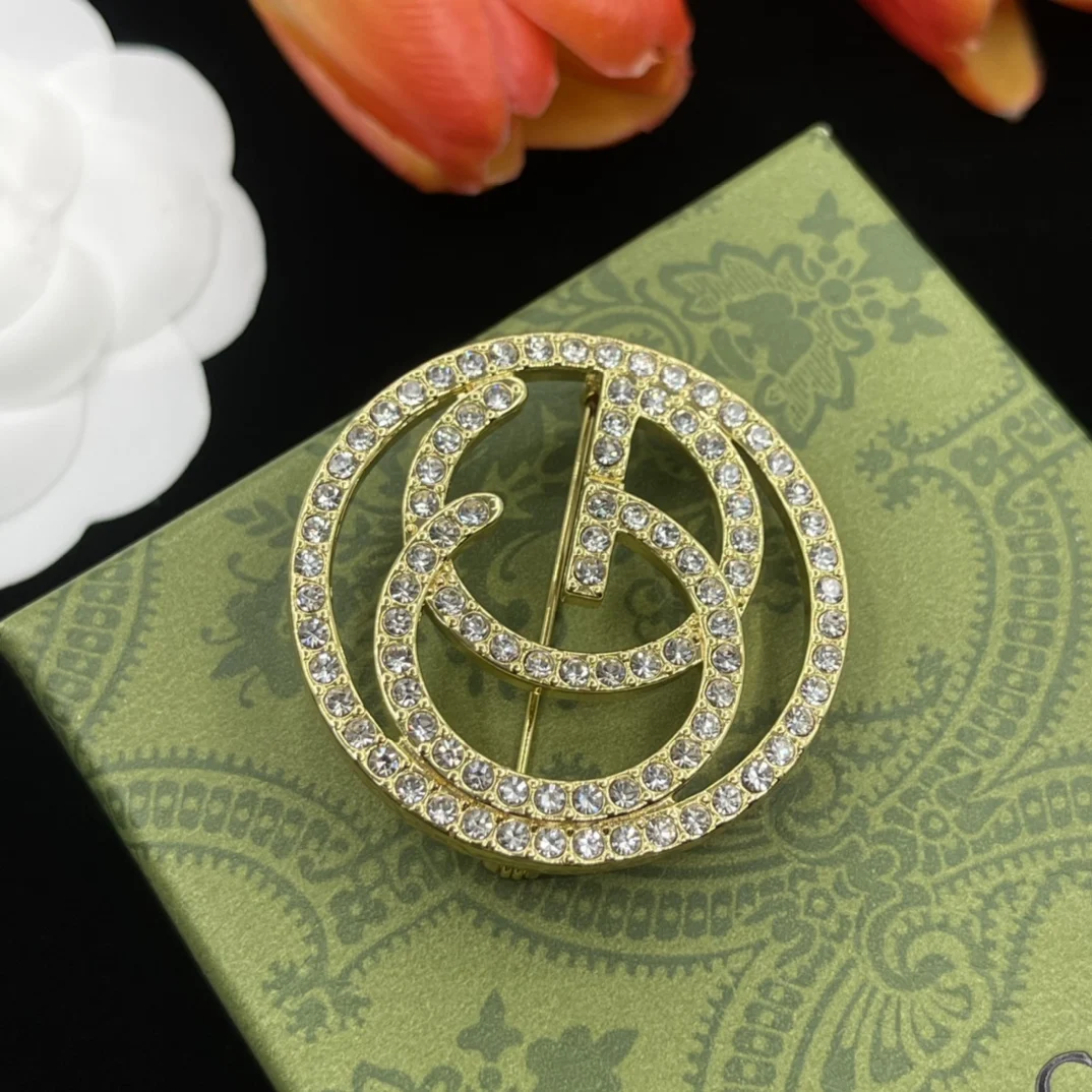 Gucc 925 sterling silver letter brooch, a fashionable retro high-end luxury style brand, factory direct sales and wholesale