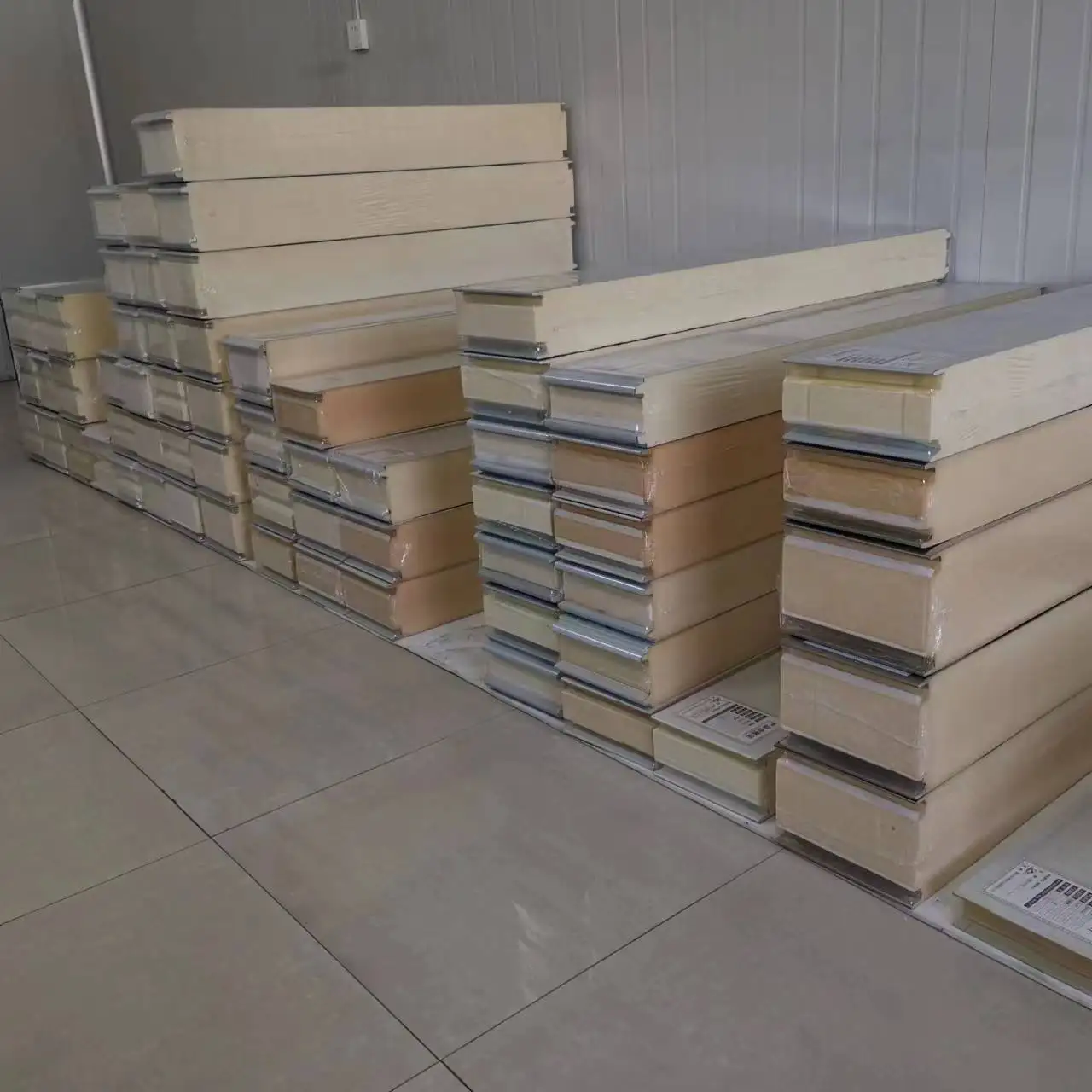 White Rigid PIR Insulation Foam Board Closed Cell Polyurethane PUR Aluminum Foil Facing Foam Insulation Board