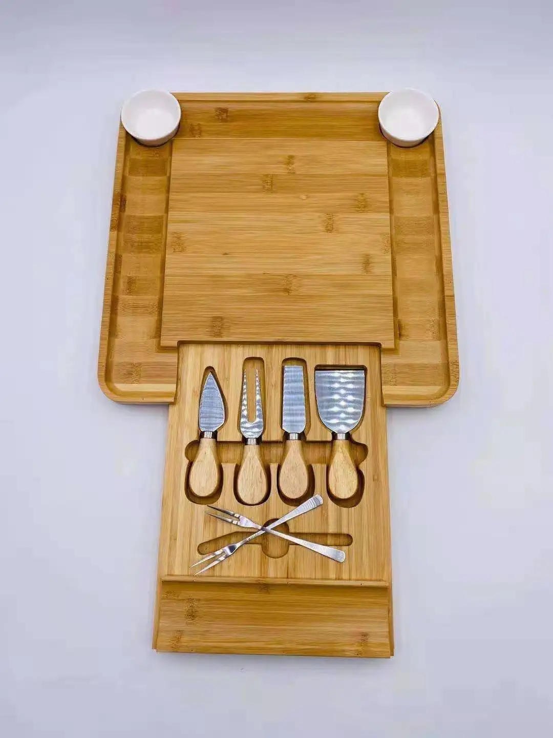 New product  Factory Supplier wood cheese cutting board round bamboo cheese board set wooden cutting board with cheese slicer