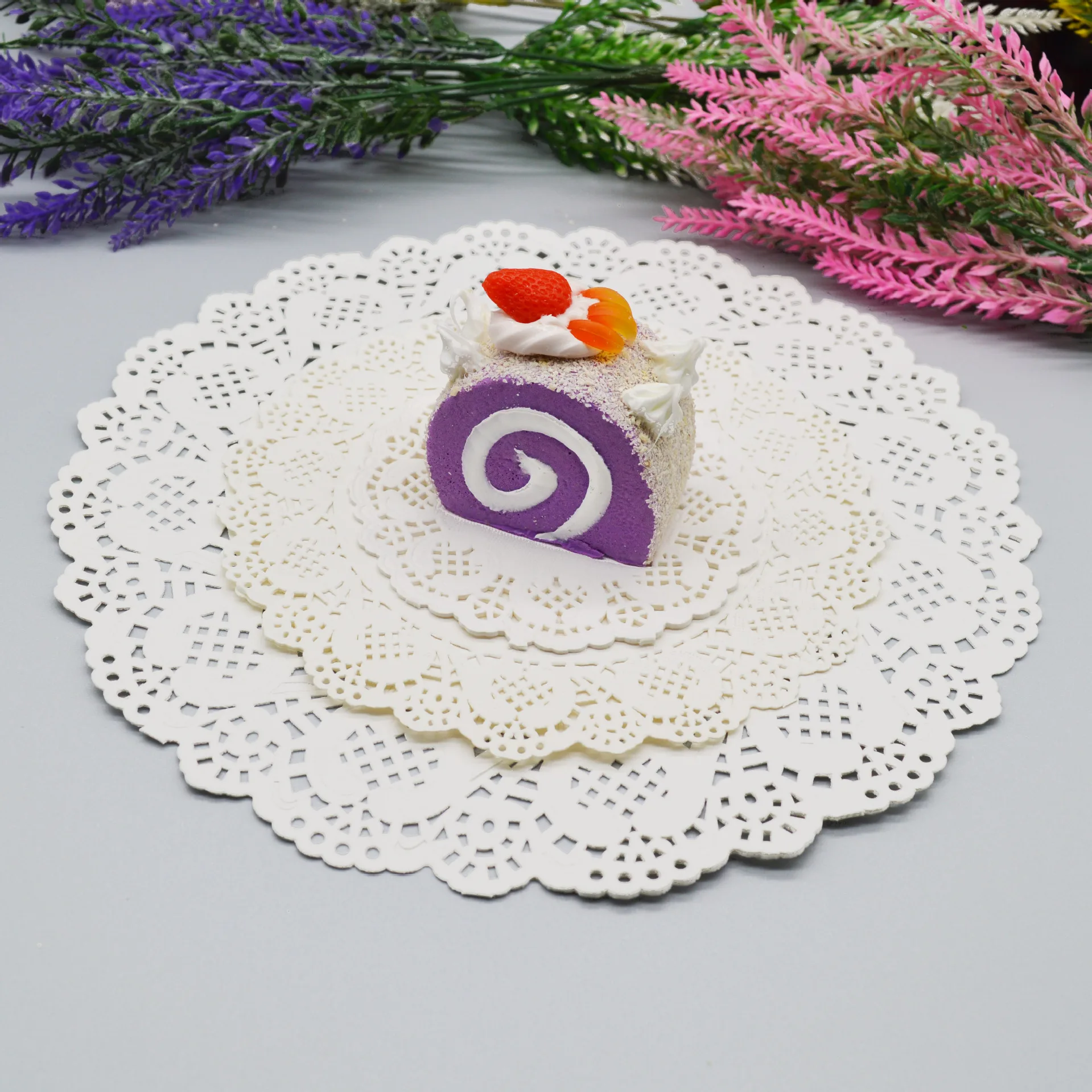 Decorative Disposable Greaseproof Food Pad For Cake Oil-Absorbing Paper Doily Placemats Lace Doily Plate Place Mat 10.5' Doyles