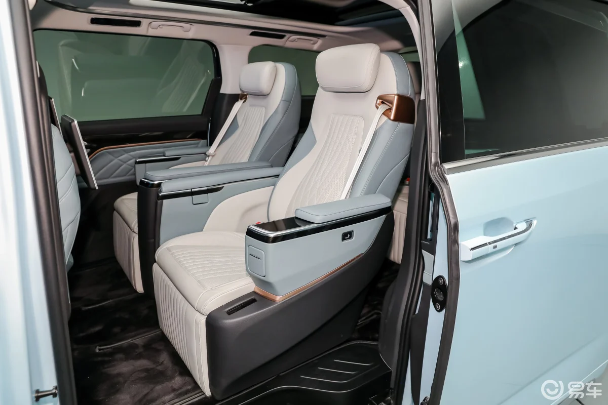 Large and luxurious 7-seat electric MPV new on market 2022 model new and used car for sale